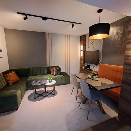 Apartman Hill Lux 1, Free Secure Private Yard Parking 2 Place, Designer & Wi-fi & Smart Tvx3 & 2 Bedroom & &