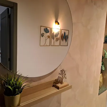 Hill Lux 1, Free Secure Private Yard Parking 2 Place, Designer & Wi-fi & Smart Tvx3 & 2 Bedroom & & *