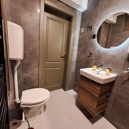 Apartman Hill Lux 1, Free Secure Private Yard Parking 2 Place, Designer & Wi-fi & Smart Tvx3 & 2 Bedroom & & *