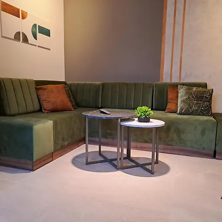 Hill Lux 1, Free Secure Private Yard Parking 2 Place, Designer & Wi-fi & Smart Tvx3 & 2 Bedroom & & Apartment