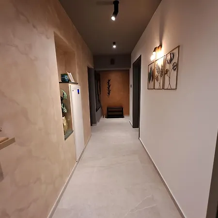 Hill Lux 1, Free Secure Private Yard Parking 2 Place, Designer & Wi-fi & Smart Tvx3 & 2 Bedroom & & * Ni