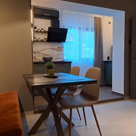 Apartman Hill Lux 1, Free Secure Private Yard Parking 2 Place, Designer & Wi-fi & Smart Tvx3 & 2 Bedroom & & *