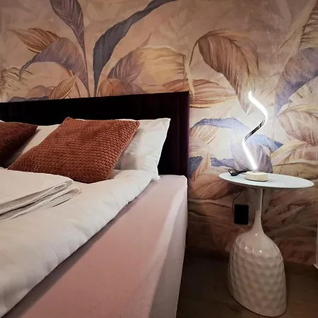 Hill Lux 1, Free Secure Private Yard Parking 2 Place, Designer & Wi-fi & Smart Tvx3 & 2 Bedroom & & Apartment