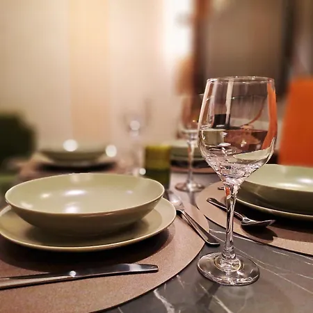 Hill Lux 1, Free Secure Private Yard Parking 2 Place, Designer & Wi-fi & Smart Tvx3 & 2 Bedroom & & Apartment *