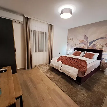 Apartment Hill Lux 1, Free Secure Private Yard Parking 2 Place, Designer & Wi-fi & Smart Tvx3 & 2 Bedroom & & *