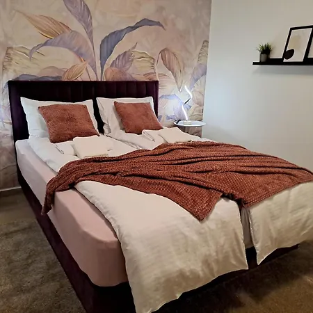 Hill Lux 1, Free Secure Private Yard Parking 2 Place, Designer & Wi-fi & Smart Tvx3 & 2 Bedroom & & Apartman Ni