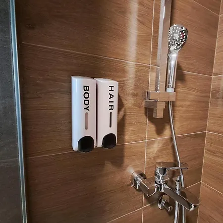 Hill Lux 1, Free Secure Private Yard Parking 2 Place, Designer & Wi-fi & Smart Tvx3 & 2 Bedroom & & *