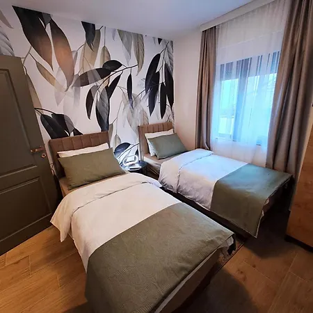 Hill Lux 1, Free Secure Private Yard Parking 2 Place, Designer & Wi-fi & Smart Tvx3 & 2 Bedroom & & Apartman