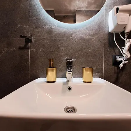 Apartment Hill Lux 1, Free Secure Private Yard Parking 2 Place, Designer & Wi-fi & Smart Tvx3 & 2 Bedroom & & *