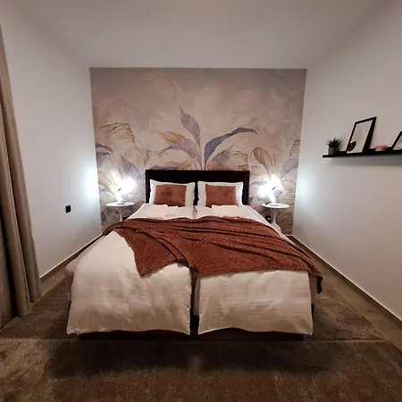 Hill Lux 1, Free Secure Private Yard Parking 2 Place, Designer & Wi-fi & Smart Tvx3 & 2 Bedroom & & Ni