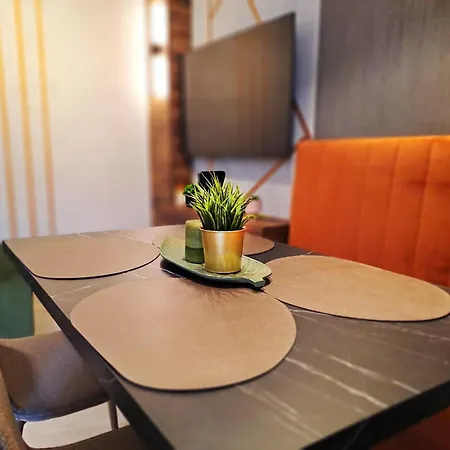 Apartment Hill Lux 1, Free Secure Private Yard Parking 2 Place, Designer & Wi-fi & Smart Tvx3 & 2 Bedroom & & Ni