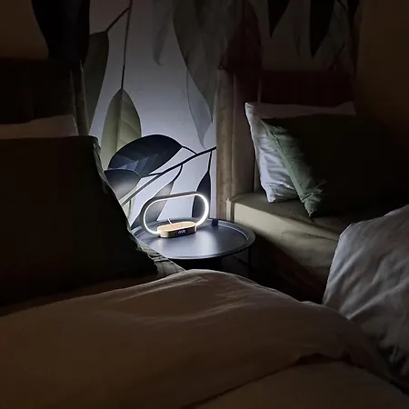 Hill Lux 1, Free Secure Private Yard Parking 2 Place, Designer & Wi-fi & Smart Tvx3 & 2 Bedroom & & Ni