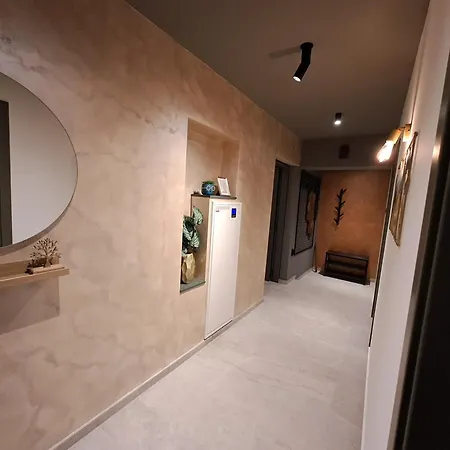 Hill Lux 1, Free Secure Private Yard Parking 2 Place, Designer & Wi-fi & Smart Tvx3 & 2 Bedroom & & Apartment Ni