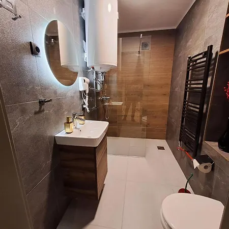 Hill Lux 1, Free Secure Private Yard Parking 2 Place, Designer & Wi-fi & Smart Tvx3 & 2 Bedroom & &