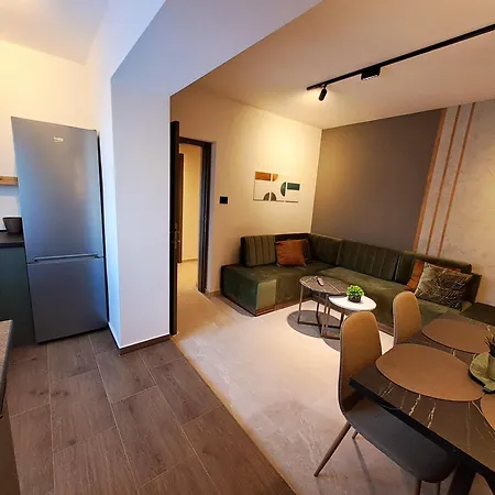 Hill Lux 1, Free Secure Private Yard Parking 2 Place, Designer & Wi-fi & Smart Tvx3 & 2 Bedroom & & Apartment