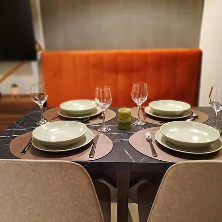 Apartment Hill Lux 1, Free Secure Private Yard Parking 2 Place, Designer & Wi-fi & Smart Tvx3 & 2 Bedroom & & *