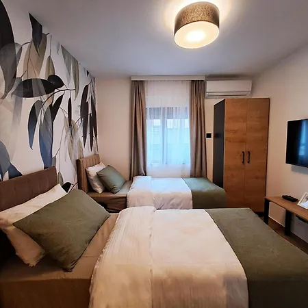 Hill Lux 1, Free Secure Private Yard Parking 2 Place, Designer & Wi-fi & Smart Tvx3 & 2 Bedroom & & Apartment Ni