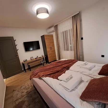 Hill Lux 1, Free Secure Private Yard Parking 2 Place, Designer & Wi-fi & Smart Tvx3 & 2 Bedroom & & Apartment *