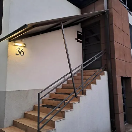 Hill Lux 1, Free Secure Private Yard Parking 2 Place, Designer & Wi-fi & Smart Tvx3 & 2 Bedroom & & *