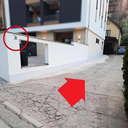 Apartment Hill Lux 1, Free Secure Private Yard Parking 2 Place, Designer & Wi-fi & Smart Tvx3 & 2 Bedroom & & Ni