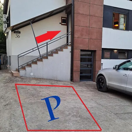 Hill Lux 1, Free Secure Private Yard Parking 2 Place, Designer & Wi-fi & Smart Tvx3 & 2 Bedroom & & *