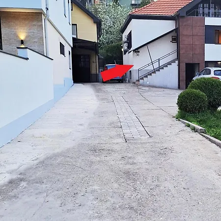 Apartment Hill Lux 1, Free Secure Private Yard Parking 2 Place, Designer & Wi-fi & Smart Tvx3 & 2 Bedroom & & *